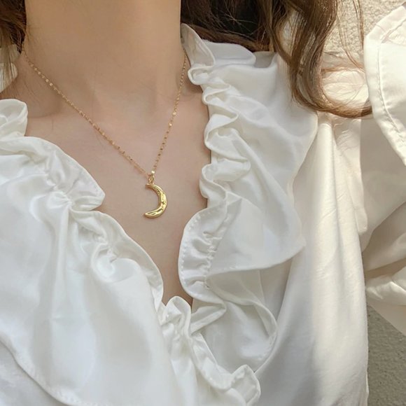 New 18k Gold Plated Alloy Crescent Moon Necklace - Picture 2 of 3